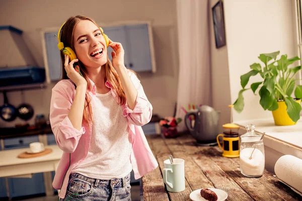 Ευτυχισμένος κορίτσι ακουστικά χαμογελώντας ακούγοντας μουσική στο σπίτι. — Φωτογραφία Αρχείου