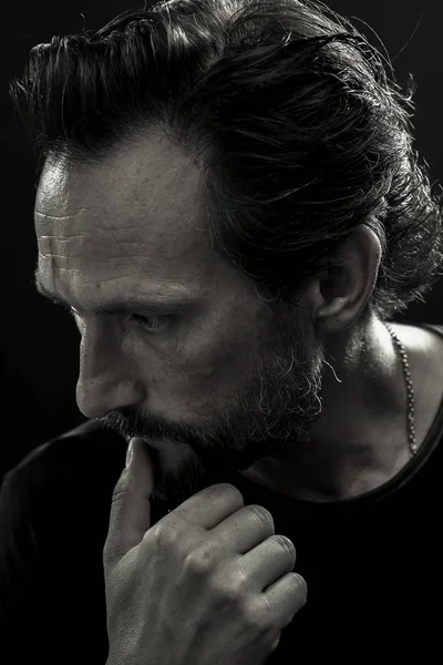 Retrato en blanco y negro de un hombre de mediana edad que muestra emociones sufridas . — Foto de Stock