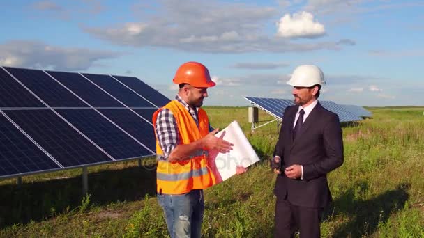 El director de filmación se reúne con el capataz en la estación de energía solar . — Vídeos de Stock