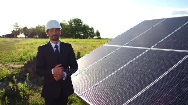 Üzleti ügyfél napenergia állomáson nézett fényelektromos panelek, — Stock videók