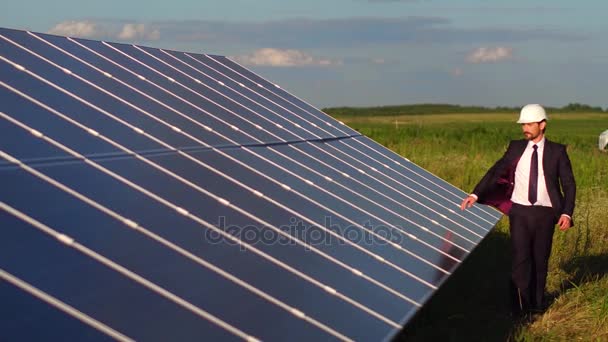 Filmación con paneles de energía solar instalados en campo . — Vídeos de Stock