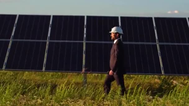 Visa av solenergi paneler installerade i fältet på spiralformade pålar. — Stockvideo