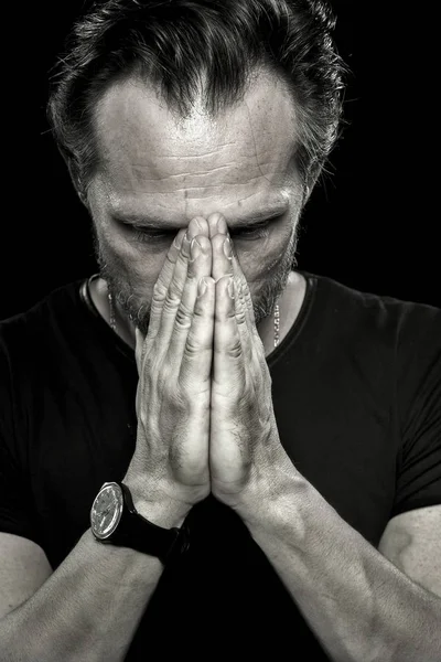 Retrato monocromático de homem perturbado mostrando emoção de profunda tristeza . — Fotografia de Stock