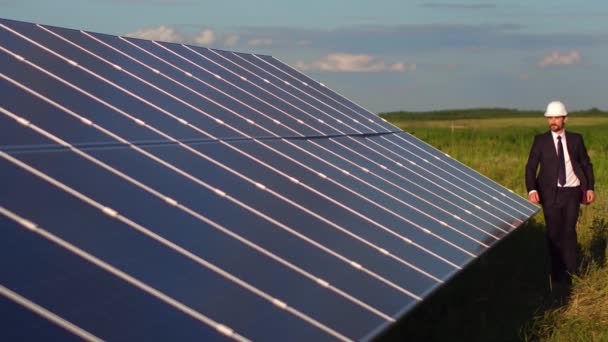 Estação de energia solar moderna no campo . — Vídeo de Stock
