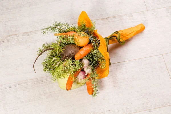 Unasuelle Zusammensetzung von Gemüse in Orangenhülle. — Stockfoto