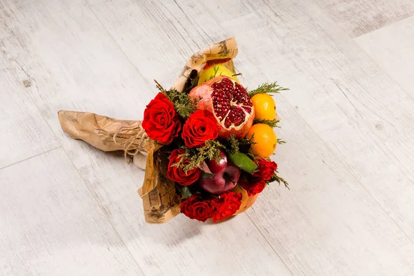 Hermoso ramo de rosas y frutas . — Foto de Stock