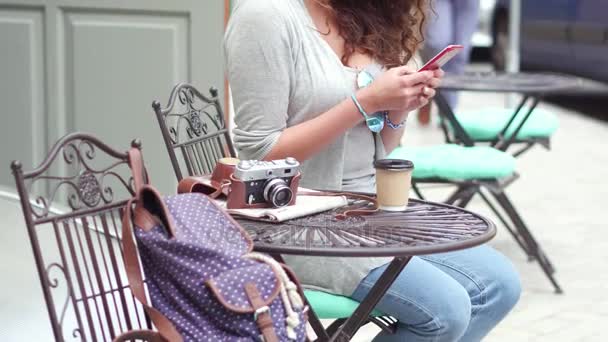 Vista de cerca de la joven atractiva chica de viaje que descansa en la cafetería de la calle después de un largo paseo . — Vídeos de Stock