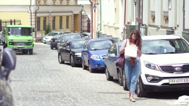 Toeristische meisje lopen in de stad straat. — Stockvideo