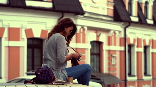 Jong meisje met vintage camera in centrum van de stad. — Stockvideo