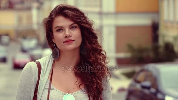 Turista chica coqueta en la calle posando para fotógrafo . — Vídeo de stock