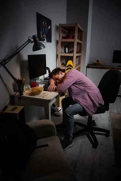 Adolescente durmiendo delante de la computadora . — Foto de Stock