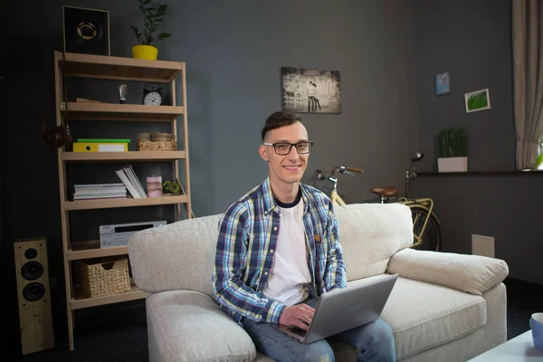 Retrato del hombre freelancer trabajando remotamente en casa . — Foto de Stock