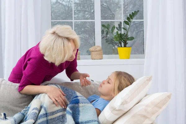 Madre midiendo la temperatura de su hijo enfermo . — Foto de Stock