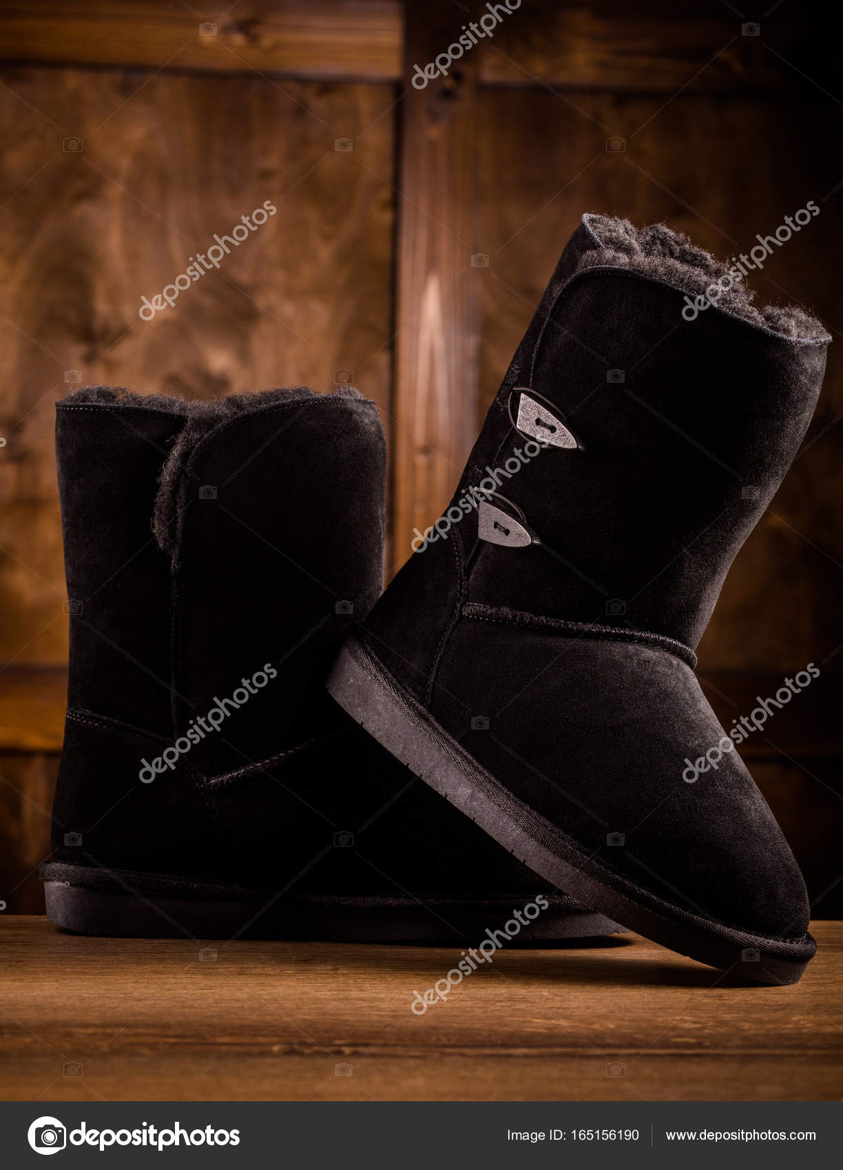 Zapatos antiguos usados en un fondo de suelo de madera y la ventana