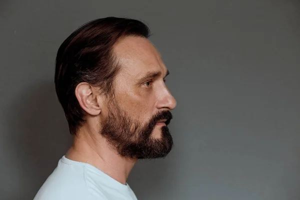 Vista del perfil del hombre de mediana edad en el estudio . — Foto de Stock