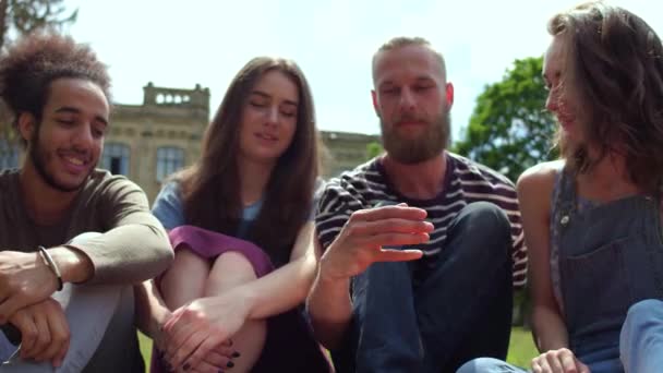 College-Freunde halten die Hände zusammen. — Stockvideo