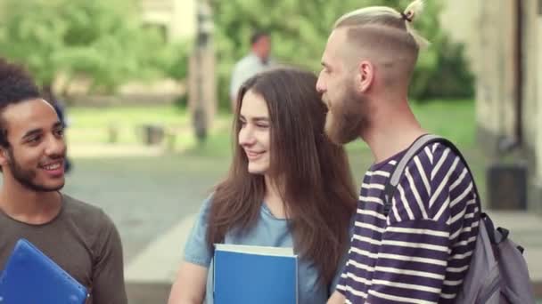 Bilder av elever står framför universitet. — Stockvideo