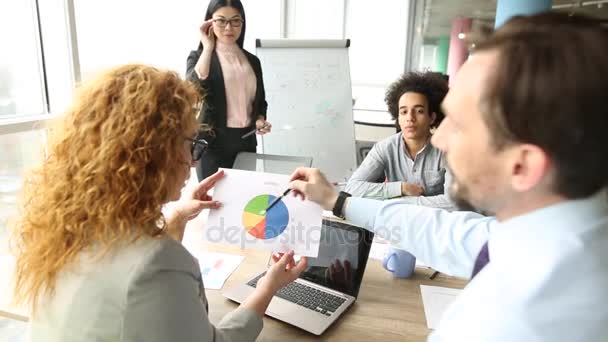 Travail d'équipe sur un projet dans un espace de travail moderne . — Video