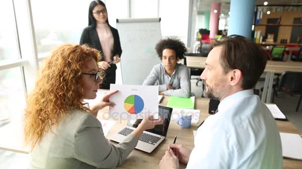 Colegas trabajando en proyectos en un espacio de trabajo moderno . — Vídeos de Stock