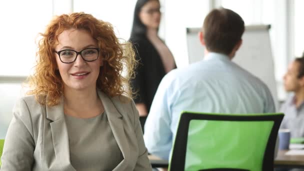 Foxy mujer de negocios en la vista frontal mirando ar cámara, sonriendo . — Vídeos de Stock