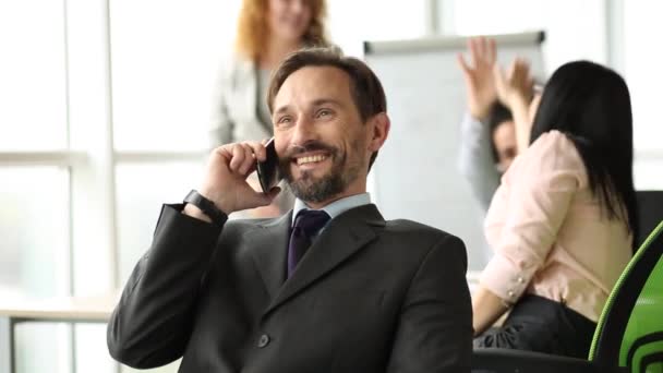 Empresário feliz conversando no telefone . — Vídeo de Stock