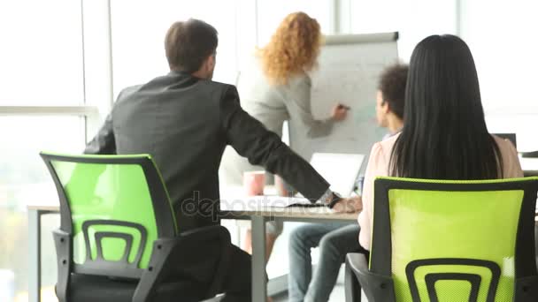 Mujer morena en la oficina durante la discusión de la junta con la palabra AYUDA . — Vídeos de Stock