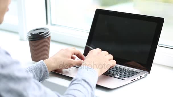 Vue arrière des mains mans tapant sur le clavier de l'ordinateur portable . — Video