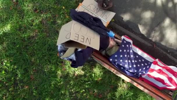 Vista superior de vagabundo durmiendo en el banco en la calle . — Vídeos de Stock