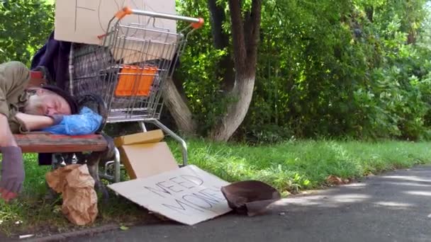 Chudý stařec žijící v ulicích. — Stock video
