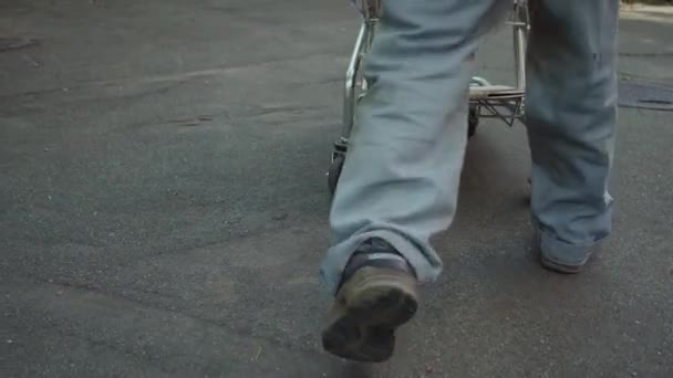 Homem sem-teto se aproximando lata de lixo na rua . — Vídeo de Stock