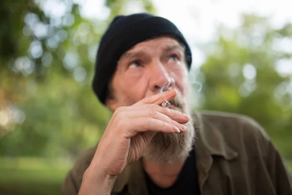 Widok na stary człowiek palenia z bliska. — Zdjęcie stockowe