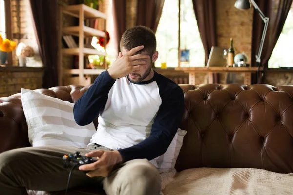 Homem jogando videogames sendo chateado perdendo rodada jogo . — Fotografia de Stock