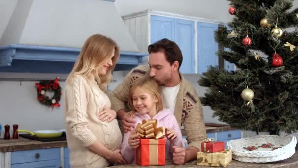 Familia celebrando Navidad y Año Nuevo — Vídeos de Stock