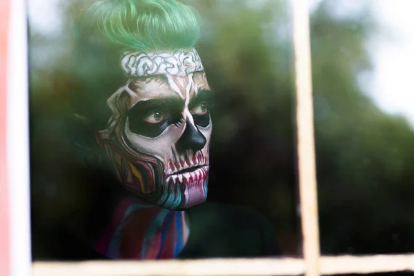 Σκελετός πρόσωπο στο παράθυρο. — Φωτογραφία Αρχείου