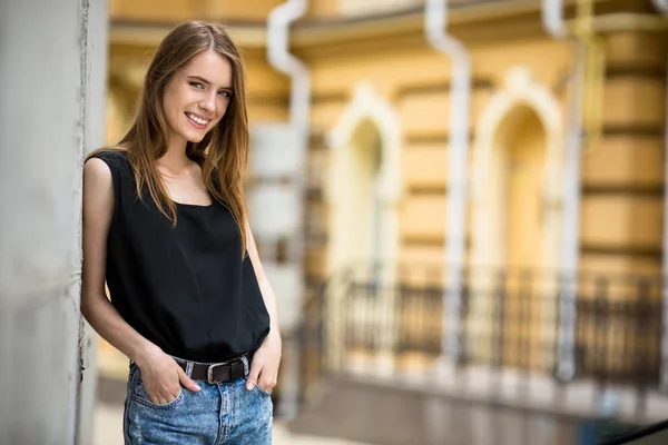 Portret van een jonge vrouw met sensuele glimlach. — Stockfoto