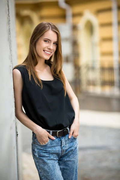 Retrato de larga duración de una hermosa joven parada en la calle . — Foto de Stock