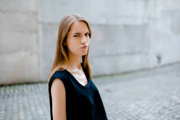Porträtt av ung vacker flicka med allvarliga ansikte. — Stockfoto