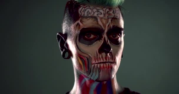 Monster makeup, mannen med zombie ansikte, studio porträtt. — Stockvideo