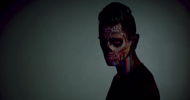 Muž s zombie face art ve světlých barvách. — Stock video