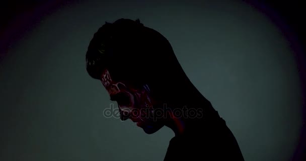 Pintura de rosto de morte no rosto de homem . — Vídeo de Stock