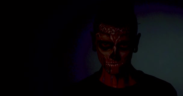 Malvagio sorriso di zombie uomo isolato su sfondo nero . — Video Stock