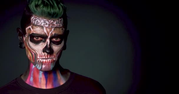 Dood gezicht gekleurde make-up voor Halloween. — Stockvideo