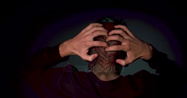 Hombre con el cráneo brillante maquillaje y corte de pelo elegante tocando la cabeza . — Vídeo de stock