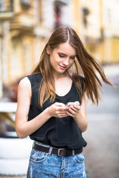 Gadis cantik dengan ponsel ih tangan . — Stok Foto