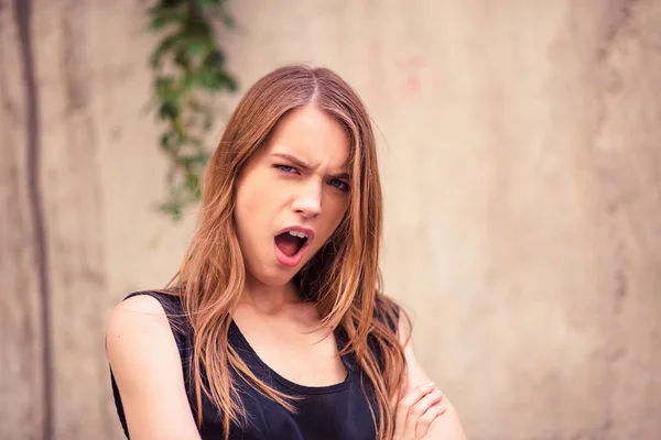 Hermosa joven gritando . —  Fotos de Stock