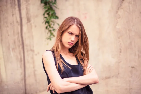 Unzufriedenes Gesicht einer jungen schönen Frau. — Stockfoto