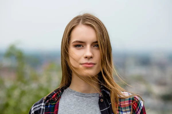 Trucco naturale sul viso della giovane ragazza . — Foto Stock