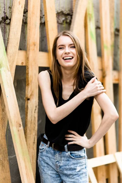 Mujer joven bonita con sonrisa alegre . — Foto de Stock