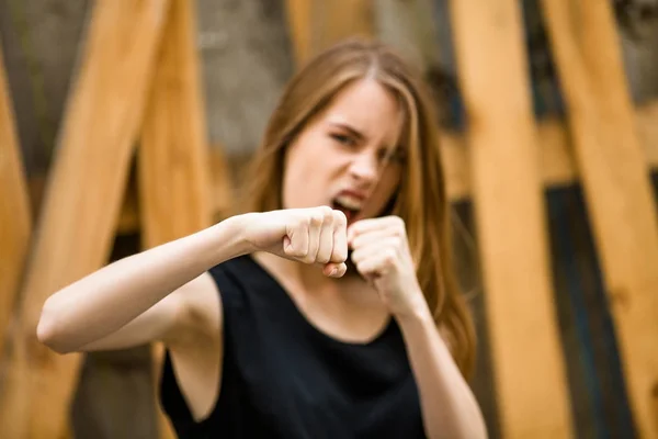 魅力的な若い女性のボクシング. — ストック写真