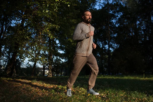 Vuxen man kör i parken. — Stockfoto